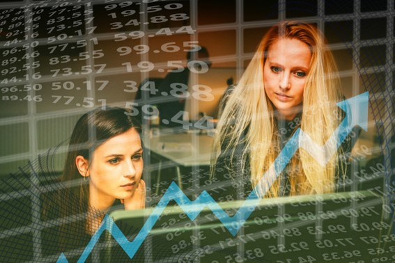 Dos mujeres revisando datos en la pantalla del ordenador
